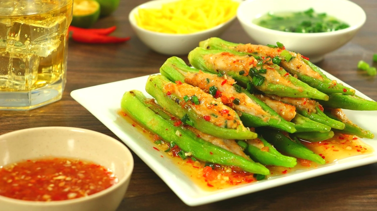 Áp chảo đậu bắp nhồi thịt trên chảo nóng cho đến khi chín vàng