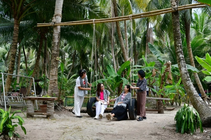 Bàn ăn bày biện món cháo chim le le vô cùng bắt mắt