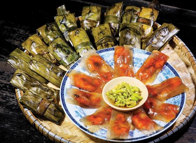 Bánh bột lọc Huế ăn kèm với chén nước mắm chua ngọt đậm đà