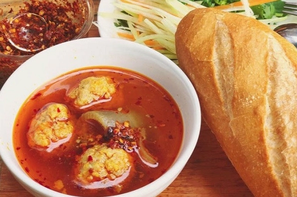 Bánh mì xíu mại nóng hổi món ăn sáng hấp dẫn