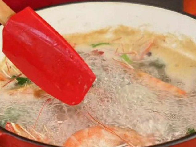 Bắp cải cuộn thịt thành phẩm hấp dẫn dọn kèm cơm trắng