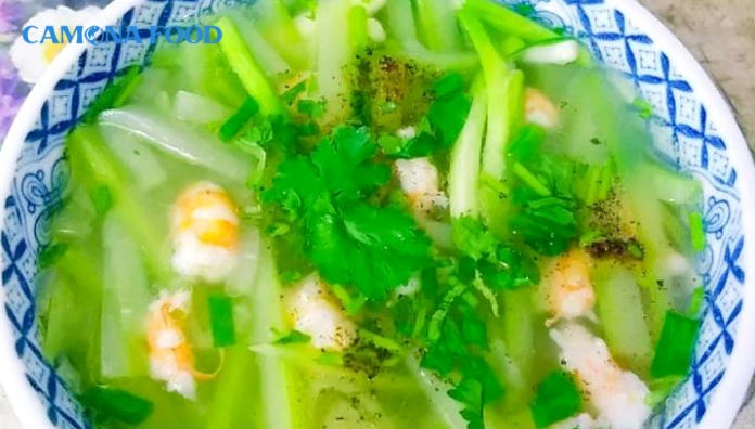 Bát canh bầu nấu tôm khô nóng hổi khói bốc lên nghi ngút cực kỳ hấp dẫn