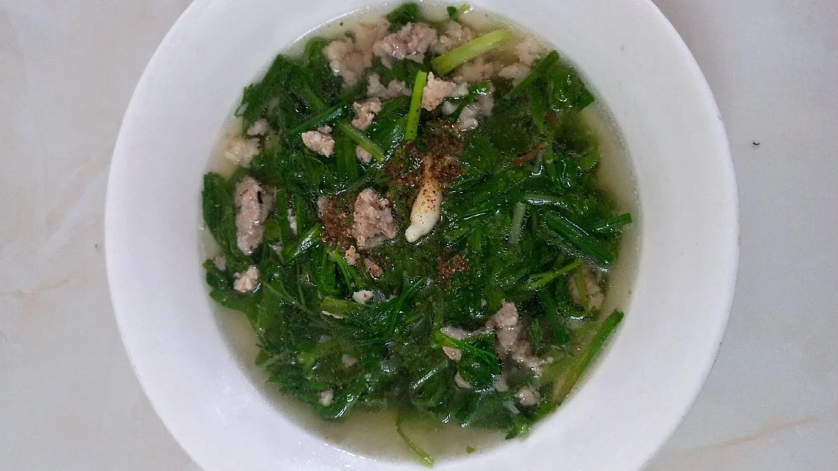 Bát canh cải xanh thịt lợn băm nóng hổi thơm lừng trên bàn ăn gia đình