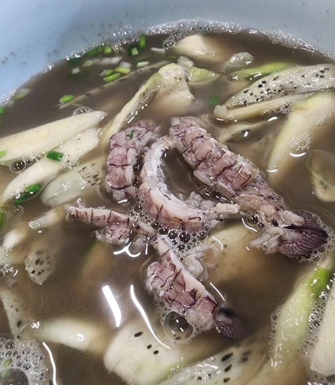 Bát canh củ niễng nấu tôm băm nóng hổi đầy hấp dẫn
