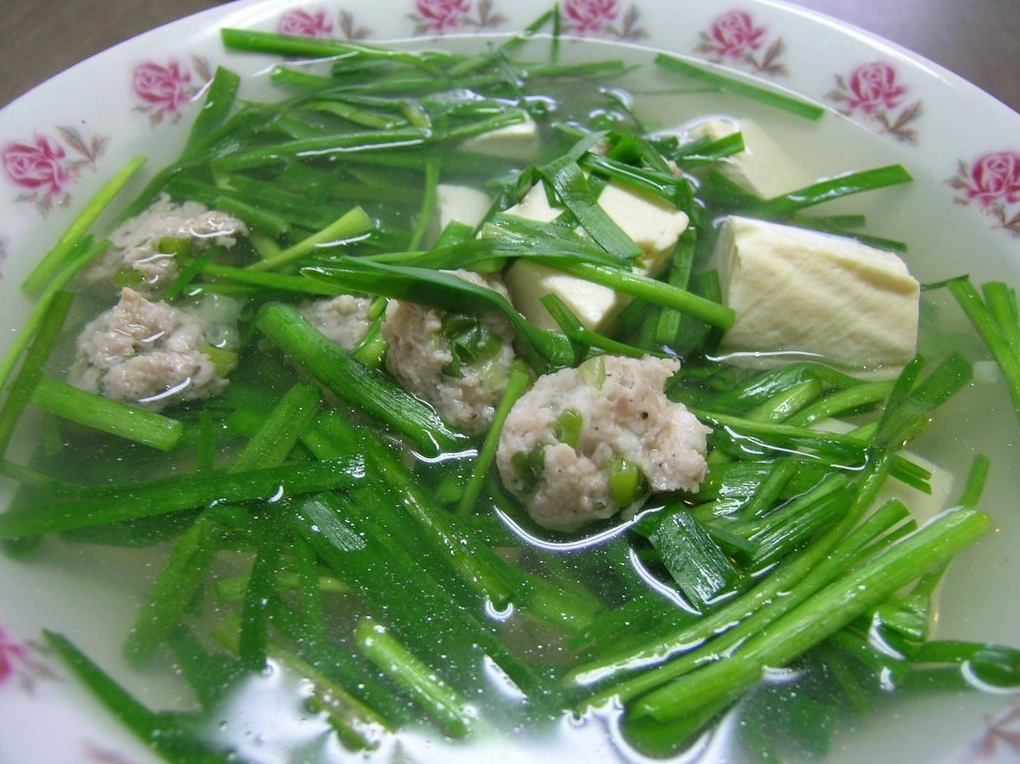 Bát canh hẹ đậu hũ non thịt băm thơm ngon thanh mát
