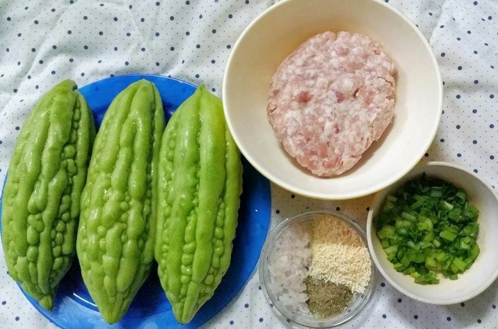 Bát canh khổ qua nhồi thịt hầm mềm thơm ngon hấp dẫn