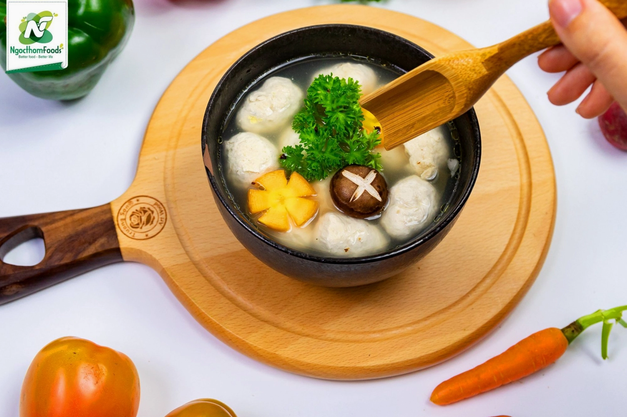 Bát canh mọc nấm hương thành phẩm bốc khói nghi ngút