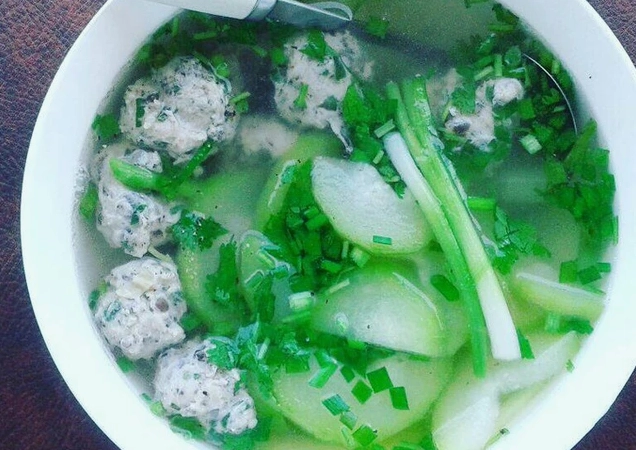 Bát canh mọc viên nấu bí đao xanh mướt với những viên mọc trắng ngần