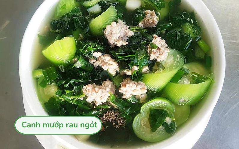 Bát canh mướp thanh mát trong veo