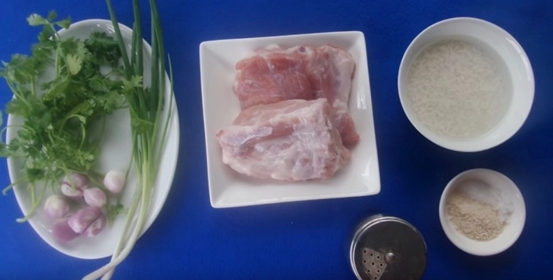 Bát cháo sườn nóng hổi rắc thêm hành lá và tiêu đen vô cùng hấp dẫn