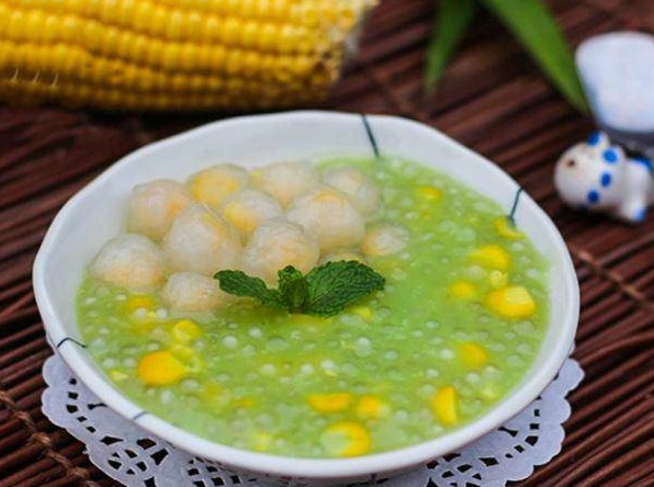 Bát chè ngô vàng óng ả quyện nước cốt dừa béo ngậy hấp dẫn