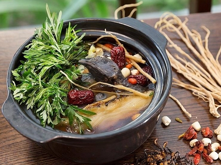 Bát gà hầm ngải cứu nóng hổi thơm ngon bổ dưỡng cho cả gia đình