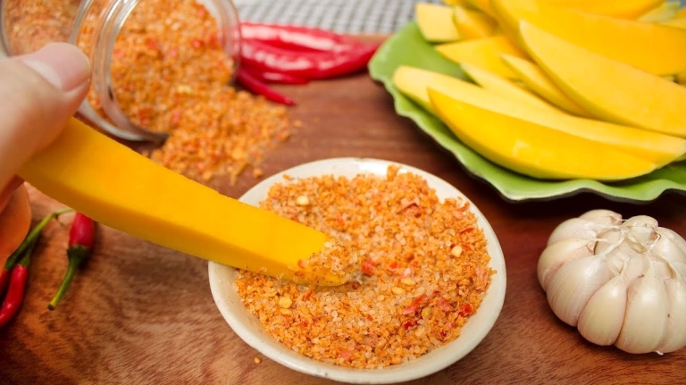 Bật mí cách làm muối ớt rang cực ngon ngay tại nhà ai cũng ghiền