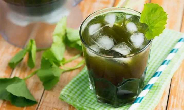 Bật Mí Cách Làm Sinh Tố Rau Má Đánh Bay Nắng Nóng Mùa Hè Hiệu Quả