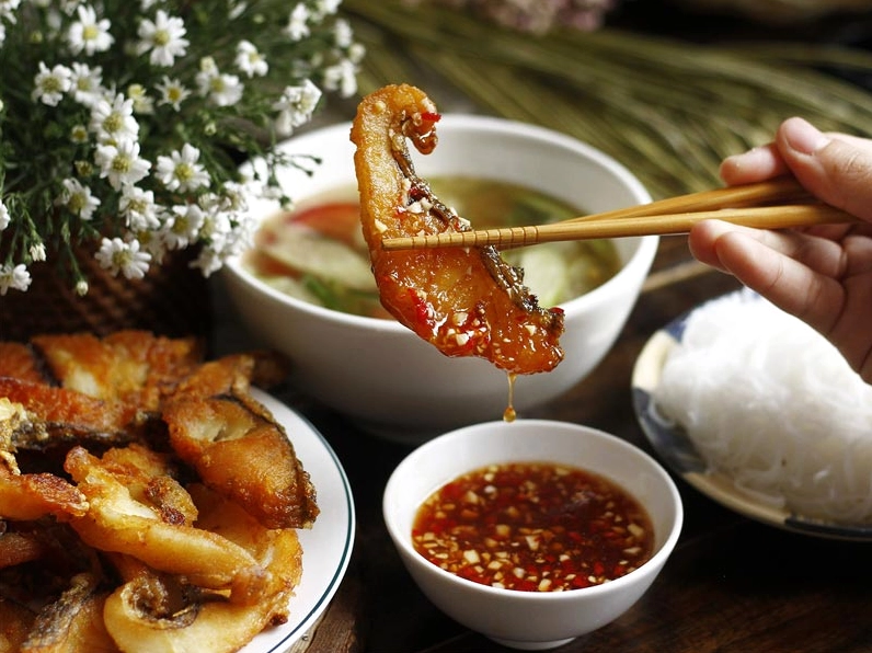 Bát nước chấm bún cá tỏi ớt chua ngọt đầy hấp dẫn