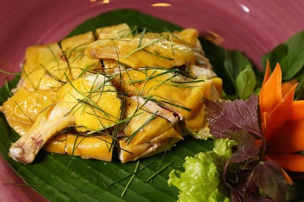 Bát nước chấm gà luộc hấp dẫn với màu sắc hài hòa của ớt và lá chanh