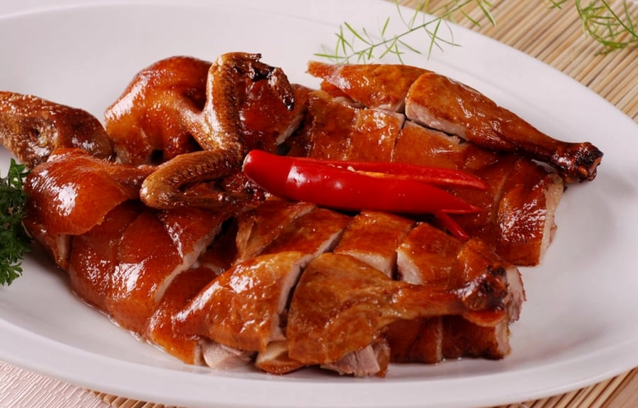 Bát nước chấm xì dầu tỏi ớt sánh mịn thơm ngon ăn kèm vịt quay