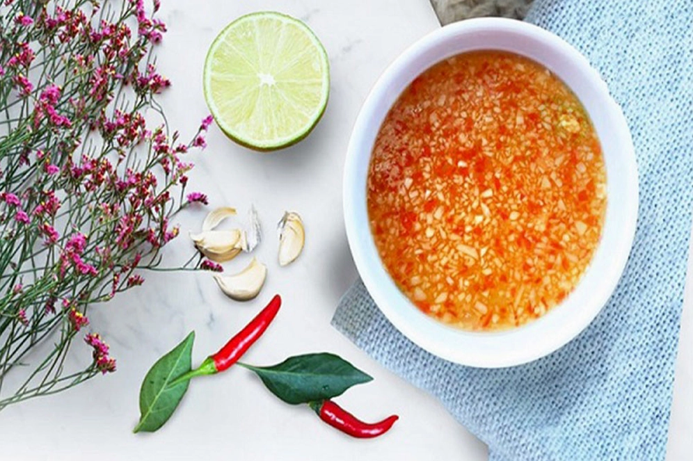 Bát nước mắm chấm thịt nướng màu nâu đỏ óng ánh
