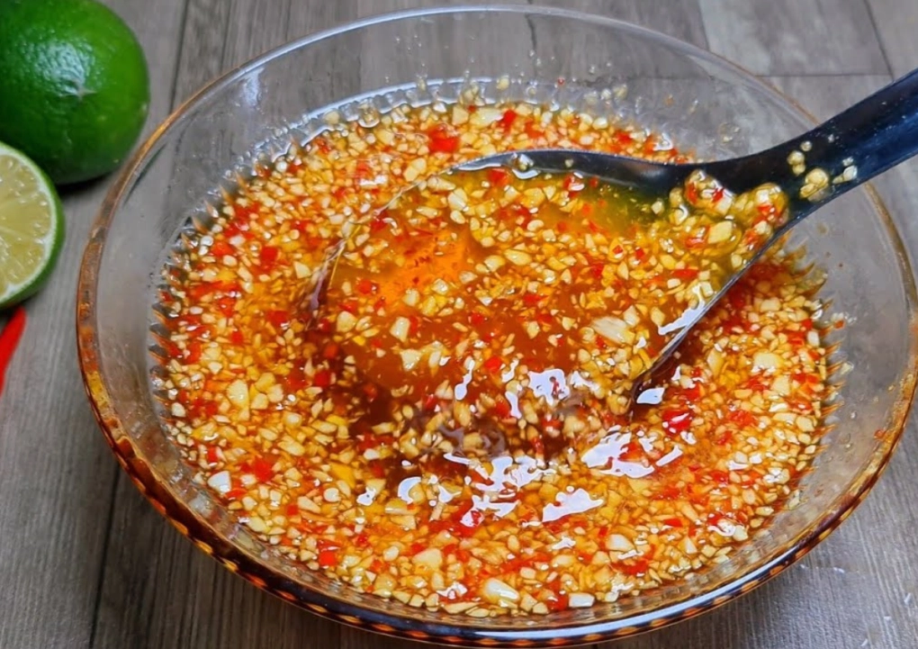 Bát nước mắm trộn gỏi kẹo sánh hấp dẫn với tỏi ớt nổi đẹp mắt