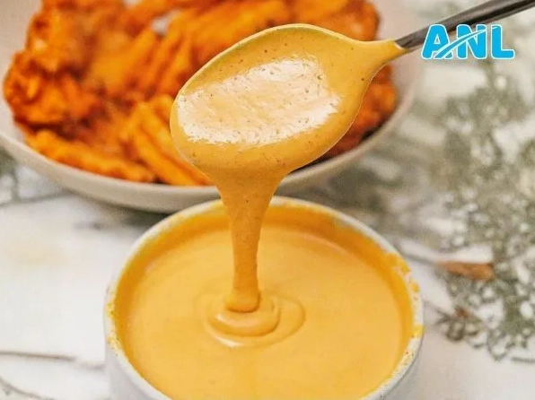 Bát sốt phô mai cay có màu cam vàng óng ả vô cùng kích thích vị giác