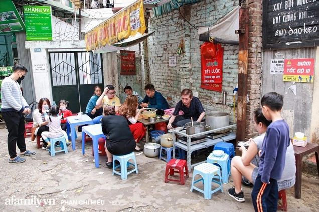 Bát tiết luộc măng chua nóng hổi vô cùng hấp dẫn