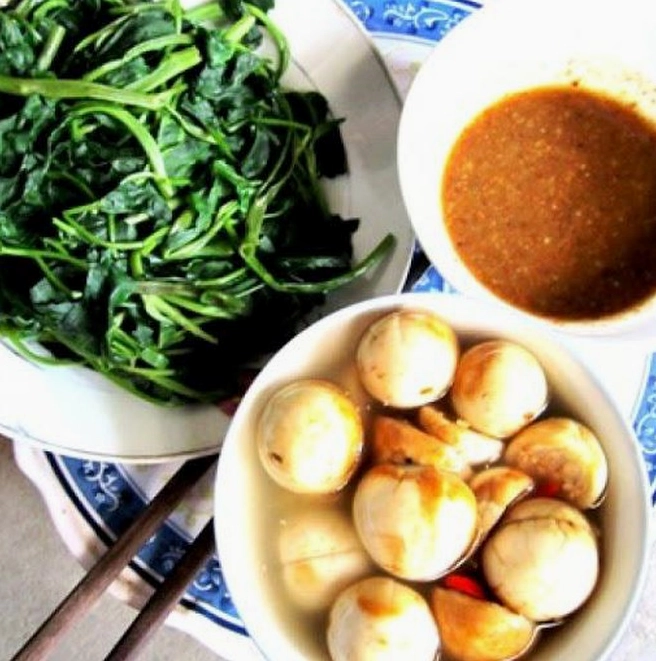 Bát tương bần tỏi ớt gừng thơm lừng dùng chấm rau muống luộc xanh giòn