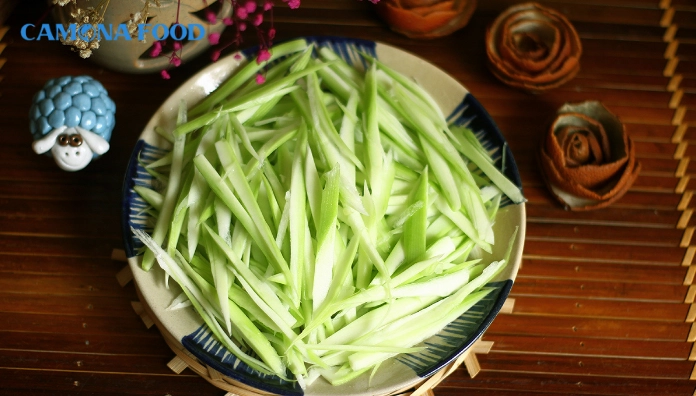 Bầu xanh tươi được gọt vỏ và thái thành những sợi nhỏ đều nhau
