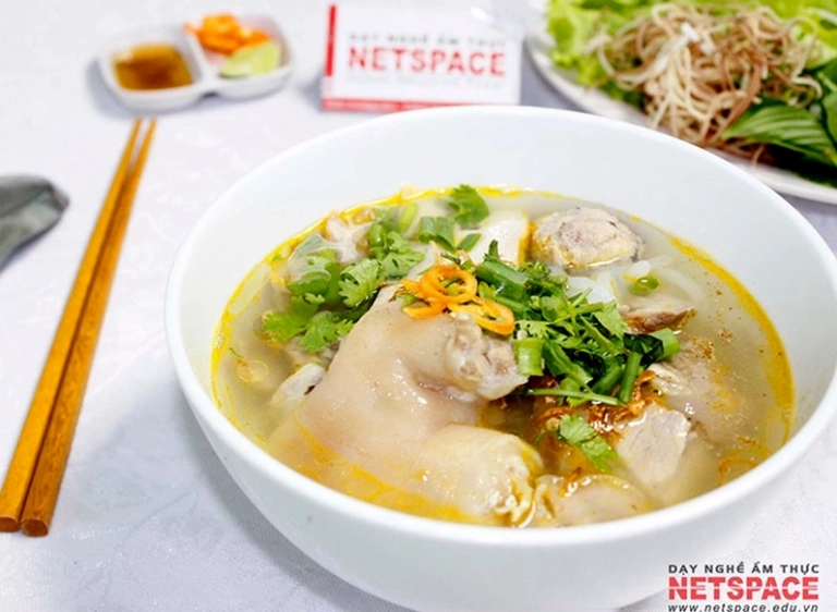 Bí quyết cách làm bánh canh giò heo nước dùng trong vắt ngon đậm đà