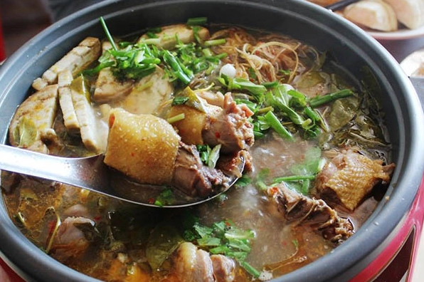 Bí quyết cách nấu lẩu gà lá giang chua cay ngon tuyệt đỉnh