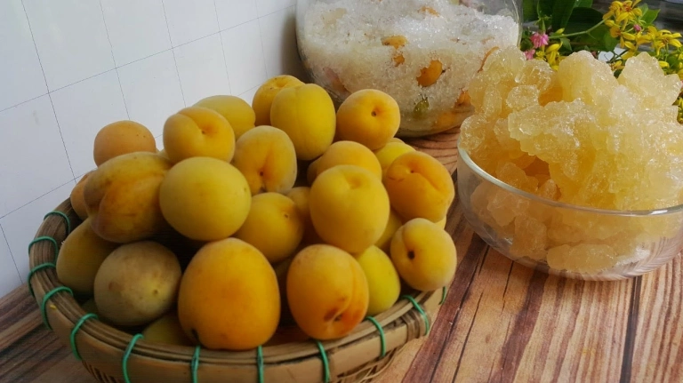 Bí Quyết Cách Ngâm Mơ Đường Phèn Thơm Ngon Giải Nhiệt Tại Nhà