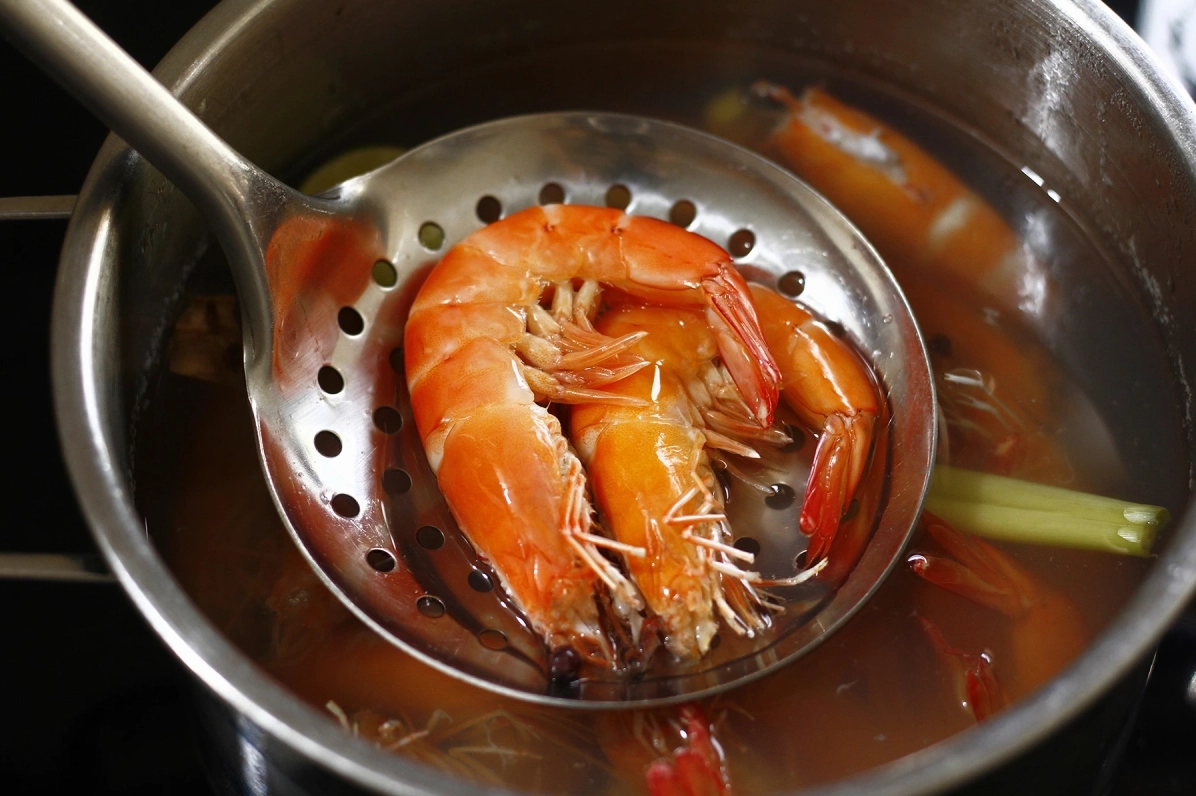 Bí quyết luộc tôm ngon đỏ au và dễ bóc vỏ