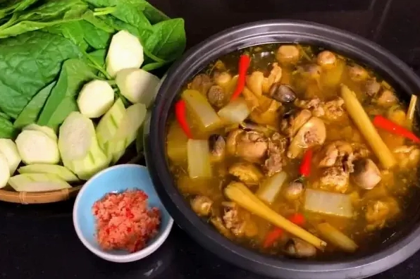 Bí Quyết Nấu Lẩu Gà Sả Ớt Cay Nồng Chuẩn Vị Tại Nhà