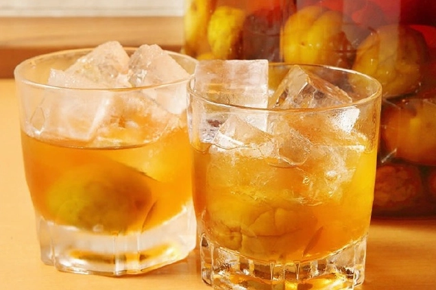 Bình mơ ngâm đường phèn đậy nắp kín bảo quản nơi thoáng mát chờ đường tan