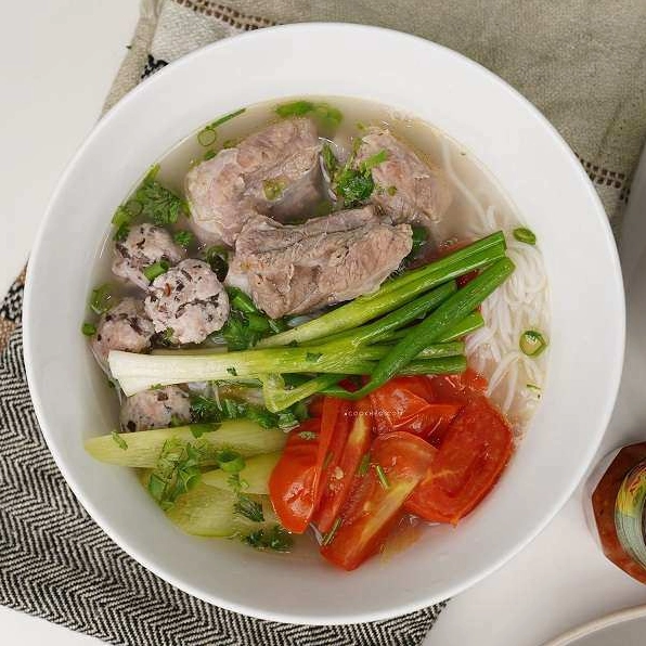 Bún sườn có thể kết hợp với dứa cà chua dọc mùng hoặc sấu tạo vị chua thanh