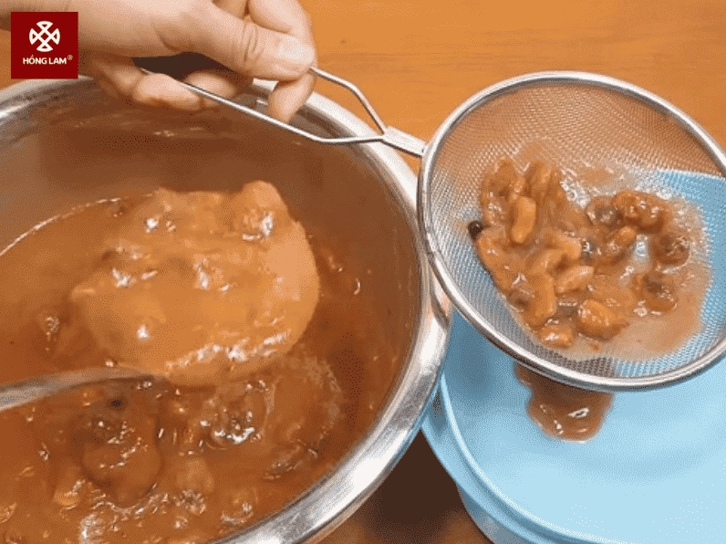 Bước sơ chế bóc vỏ me và tách lấy phần thịt me chua để chuẩn bị nấu nước cốt