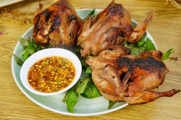 Bước sơ chế làm sạch chim cút trước khi ướp gia vị