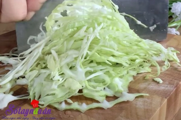 Bước sơ chế thái sợi nhỏ bắp cải trắng để chuẩn bị làm nộm