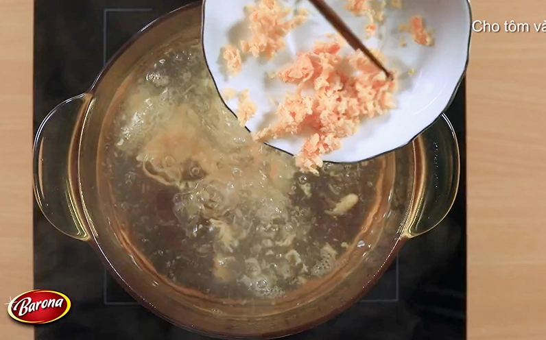 Bước xào tôm khô và thịt băm trước khi đổ nước vào nấu canh