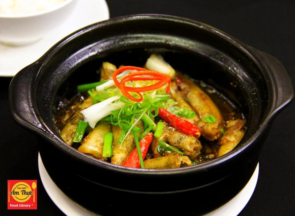 Cá bống kho tiêu đậm đà đưa cơm dùng kèm cơm trắng nóng hổi