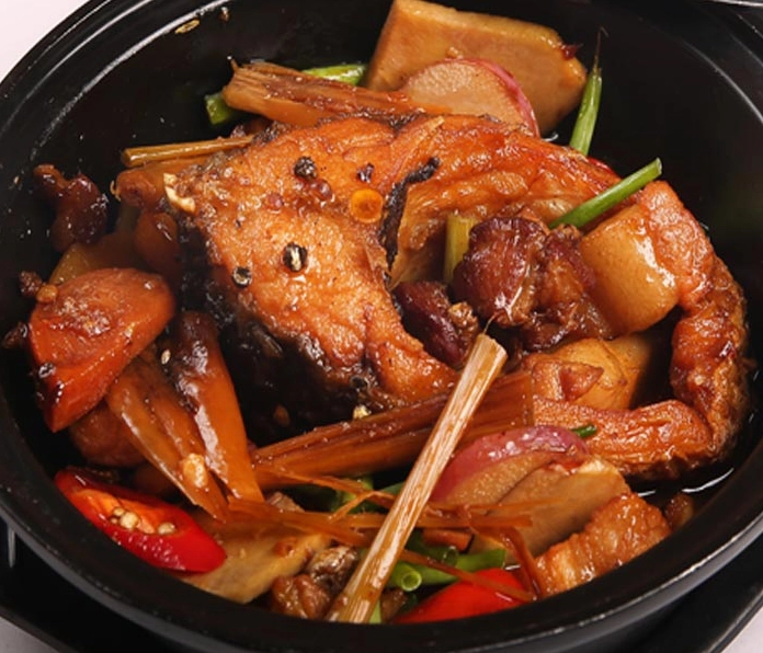 Cá chép kho riềng chín đều ngấm gia vị màu sắc cánh gián bắt mắt