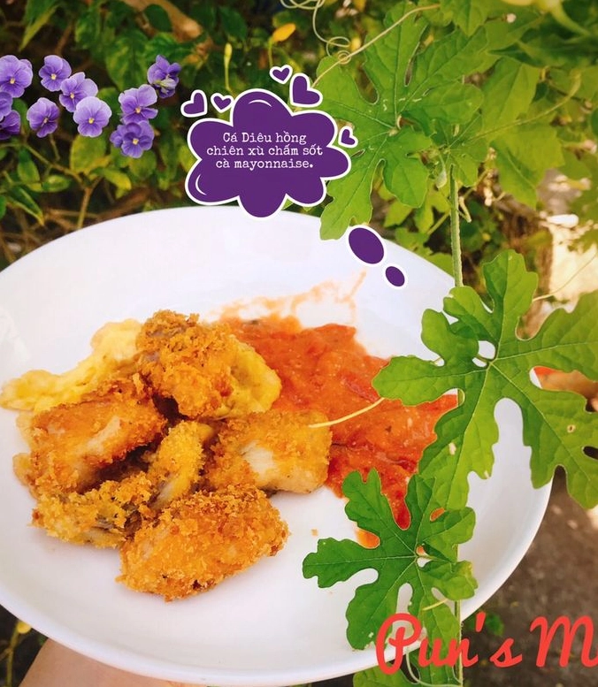Cá diêu hồng chiên xù được chấm với sốt cà chua mayonnaise lạ miệng