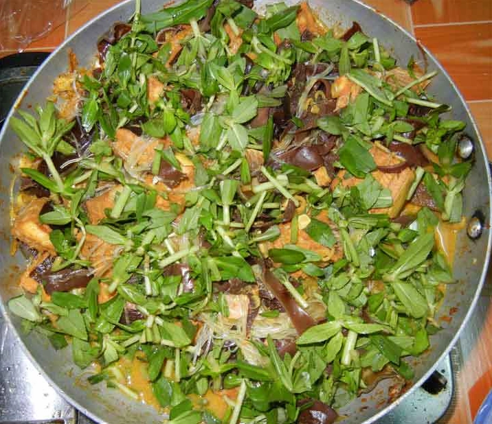 Cá đuối đang được xào lăn trong chảo với nước sốt sánh mịn