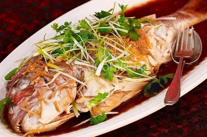 Cá mú đỏ được tẩm ướp gia vị chuẩn bị cho vào xửng hấp