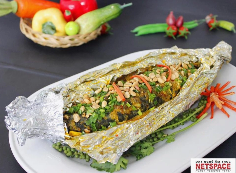 Cá nướng giấy bạc thơm ngon tuyệt vời ăn kèm với rau sống
