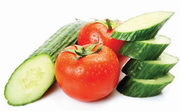Các bước chuẩn bị hành tây và cà chua làm salad