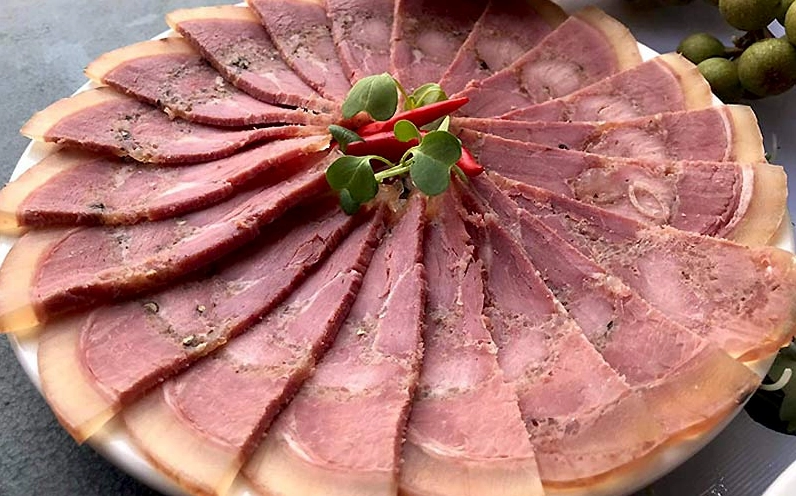 Các công đoạn gói giò me tỉ mỉ cẩn thận