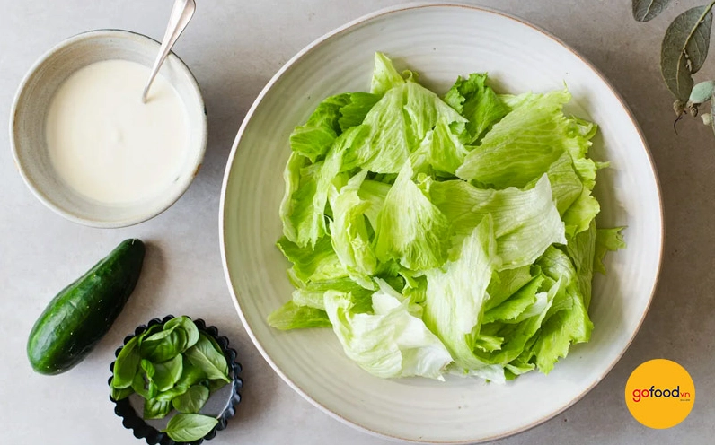 Các loại nguyên liệu làm salad xà lách tươi ngon được bày biện gọn gàng
