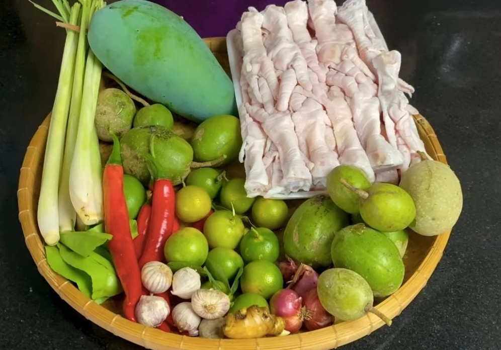 Các loại nguyên liệu tươi ngon được bày sẵn để làm món chân gà sốt Thái