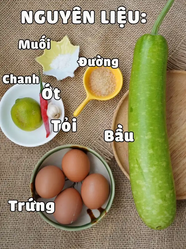 Các nguyên liệu chuẩn bị làm món bầu luộc bao gồm quả bầu tươi, chanh, ớt, tỏi và gia vị