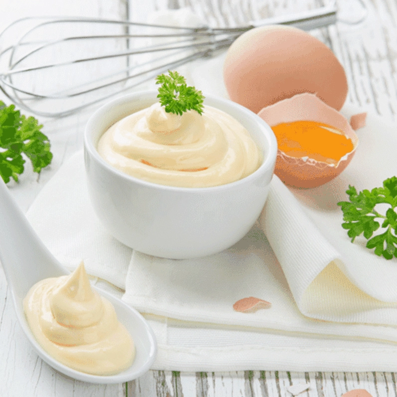 Các nguyên liệu cơ bản để làm sốt mayonnaise gồm trứng gà và dầu ăn